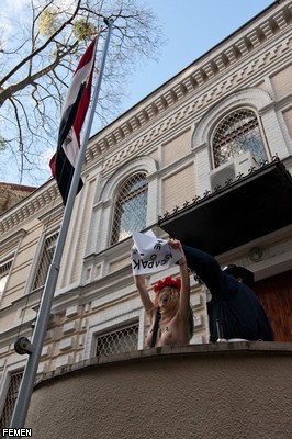 Обнаженные хохлушки атаковали посольство Египта
