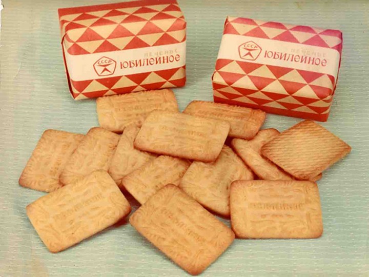 "Юбилейное"За 100 лет существования марка печенья "Юбилейное" не раз передавалась из рук в руки. Изначально это печенье делал завод "Большевик". Сейчас завод вместе с правом на торговый знак принадлежит американской группе Kraft Foods.