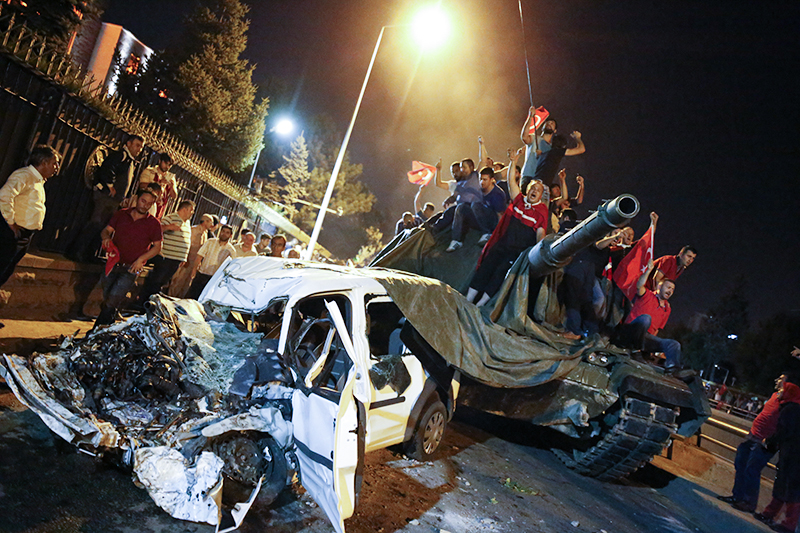 Сторонники турецкого президента Реджепа Эрдогана окружили танк в Анкаре


