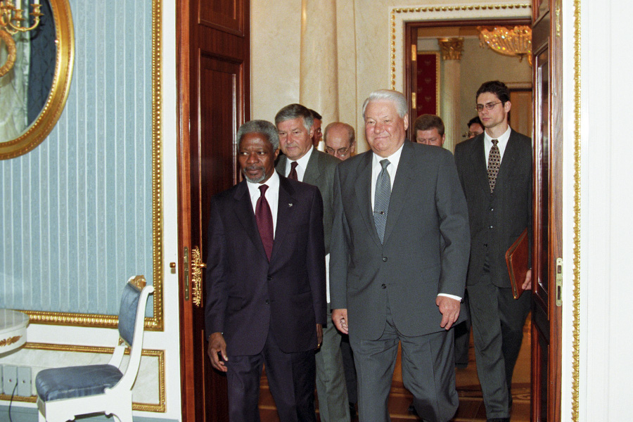 Генеральный секретарь ООН Кофи Аннан и президент РФ Борис Ельцин перед началом переговоров. 1999 год