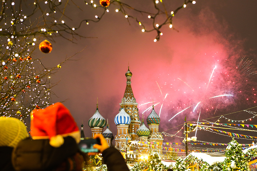 Новогодний салют на Красной площади в Москве
