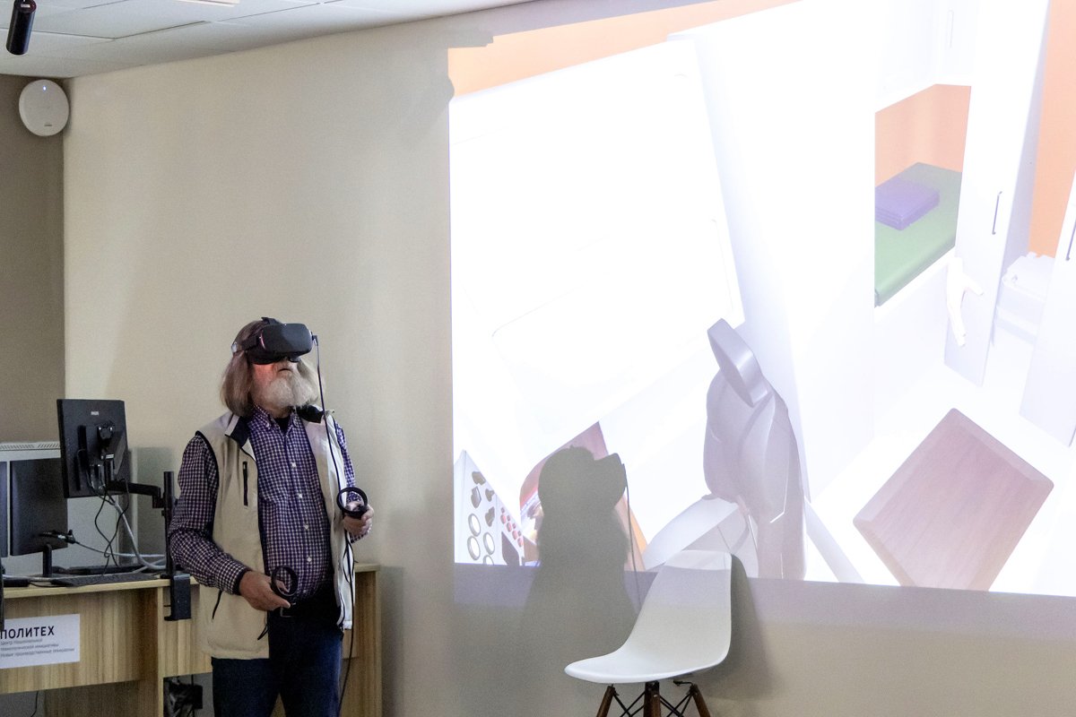 Фёдор Конюхов изучает интерактивную VR-версию гондолы СПбПУ