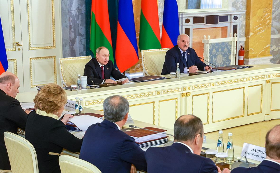 Владимир Путин и&nbsp;Александр Лукашенко (слева направо) во время заседания Высшего государственного совета Союзного государства