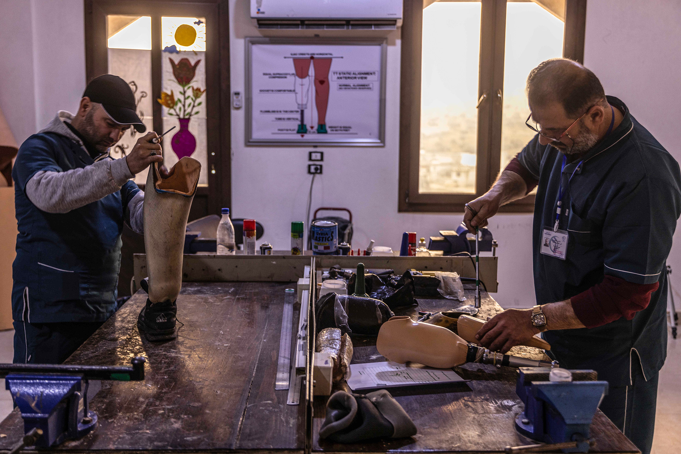 Медицинские техники готовят протезы для людей с ампутированными конечностями после землетрясения. Больница в селе Акрабат недалеко от Идлиба, Сирия, 1 февраля.