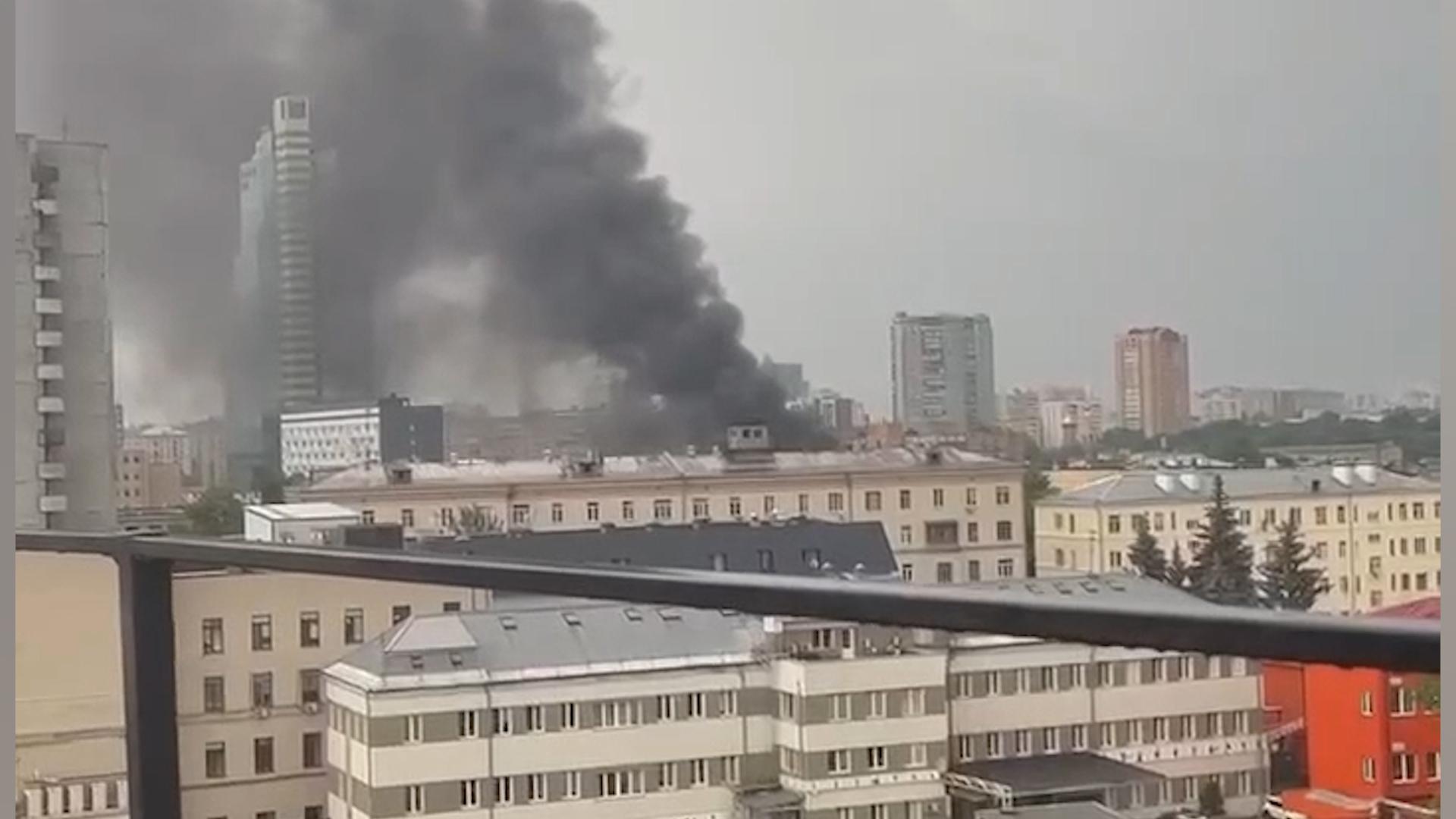 На востоке Москвы загорелся торговый центр «Семеновский пассаж»