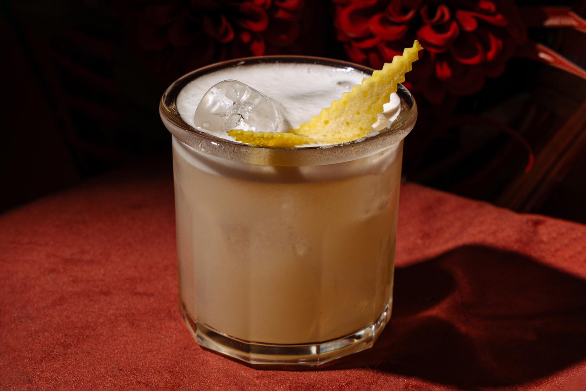 Коктейль Lychee Sour в Padron Bar