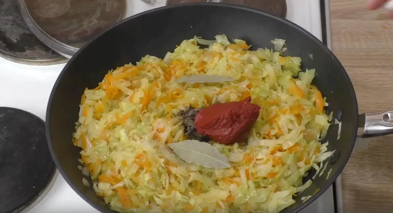 Добавьте томатную пасту и приправы