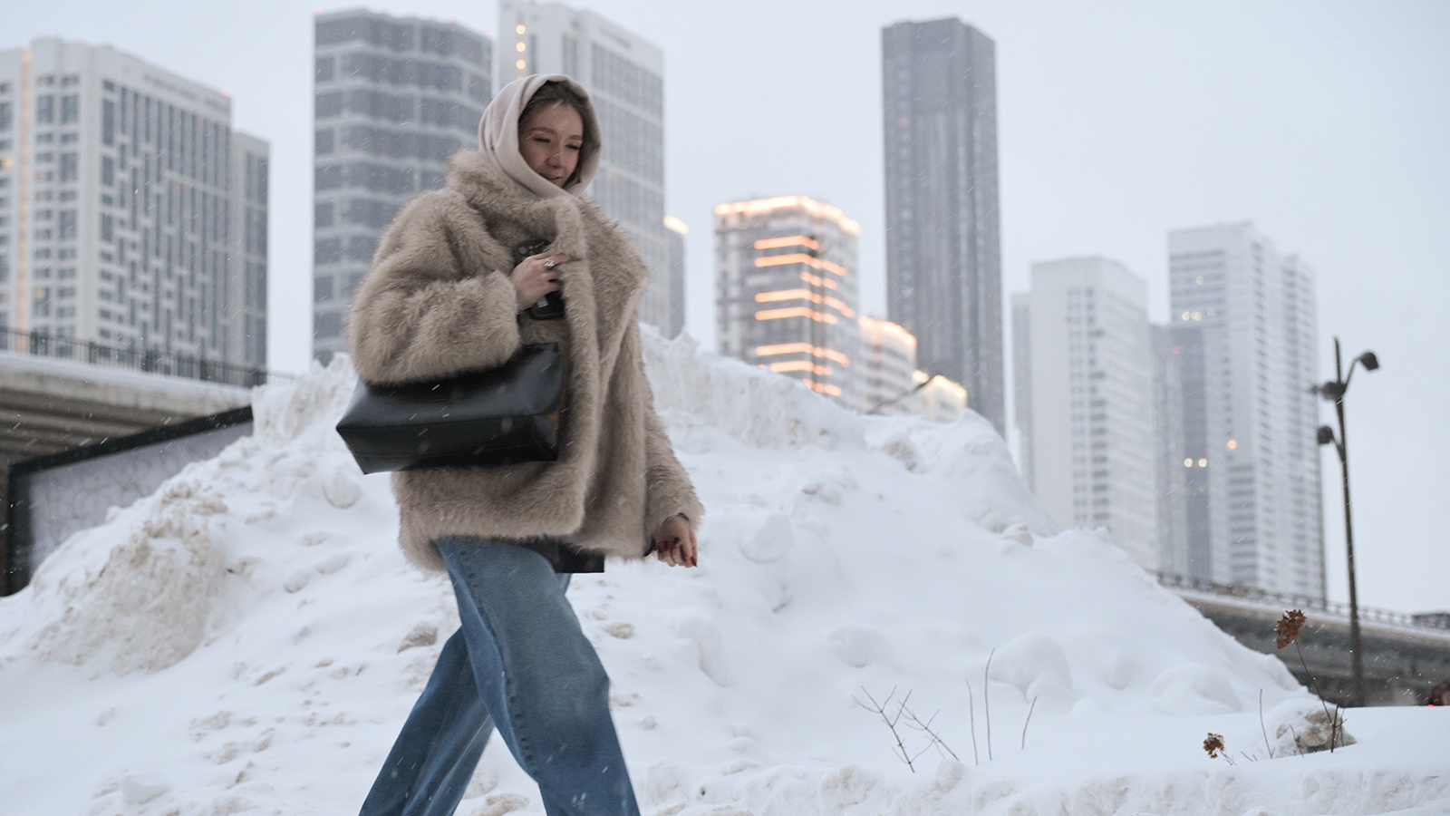 На Москву вновь обрушились сильные снегопады. Фотогалерея