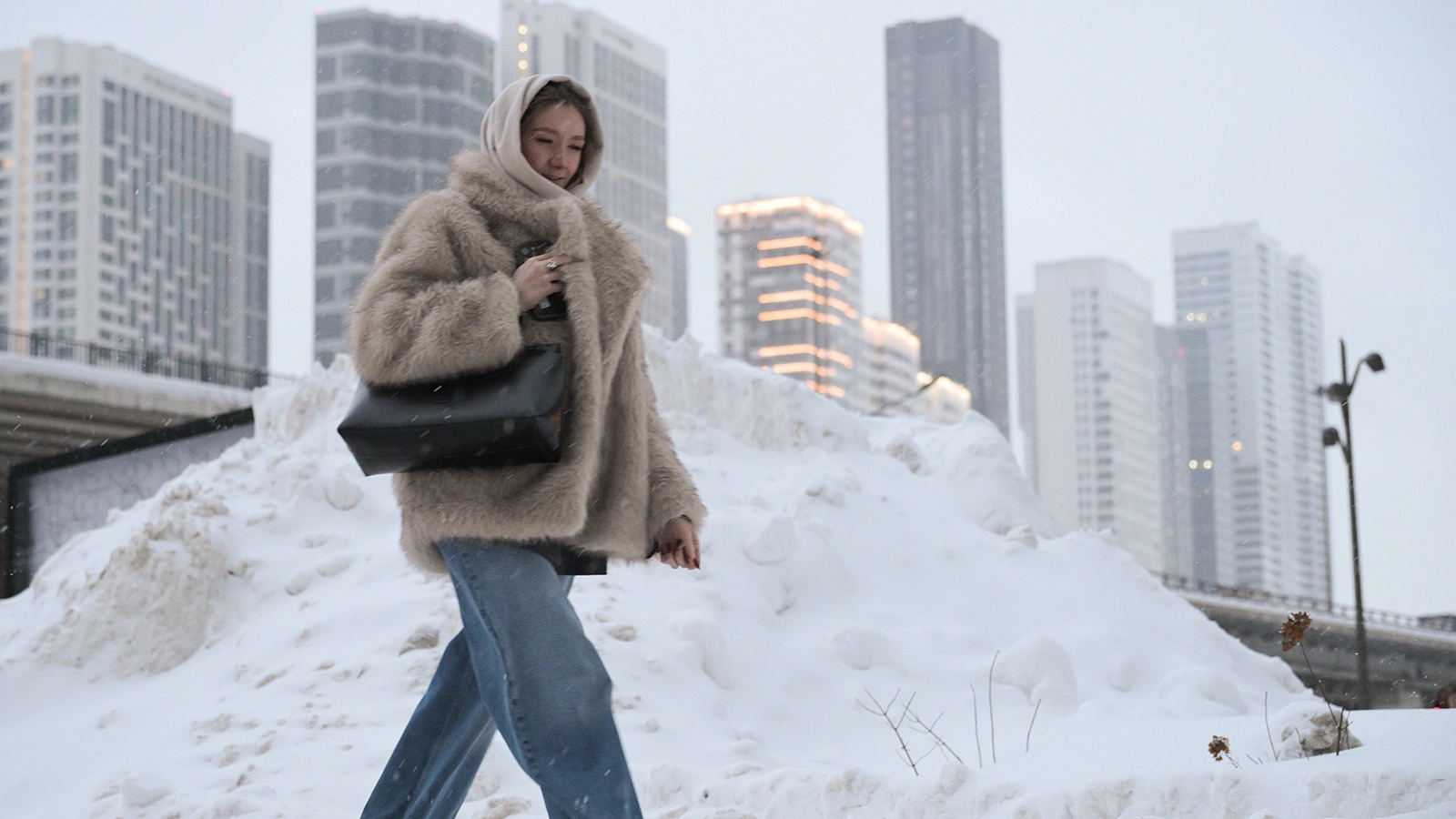 На Москву вновь обрушились сильные снегопады. Фотогалерея