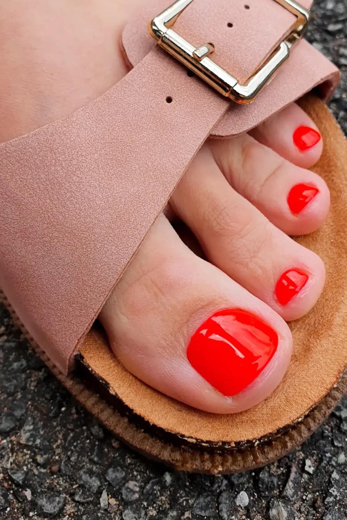 Часто такие акценты дополняются глянцевым топом для максимальной сочности