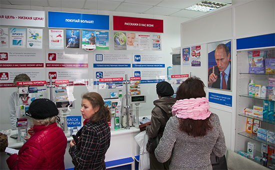 Сеть аптек-дискаунтеров &quot;Ладушка&quot; работает в 30 российских регионах. По данным DSM Group, выручка 225 аптек сети по итогам прошлого года составила 6,6 млрд руб., а компания вошла в топ-15 крупнейших аптечных сетей с долей рынка 0,8%.