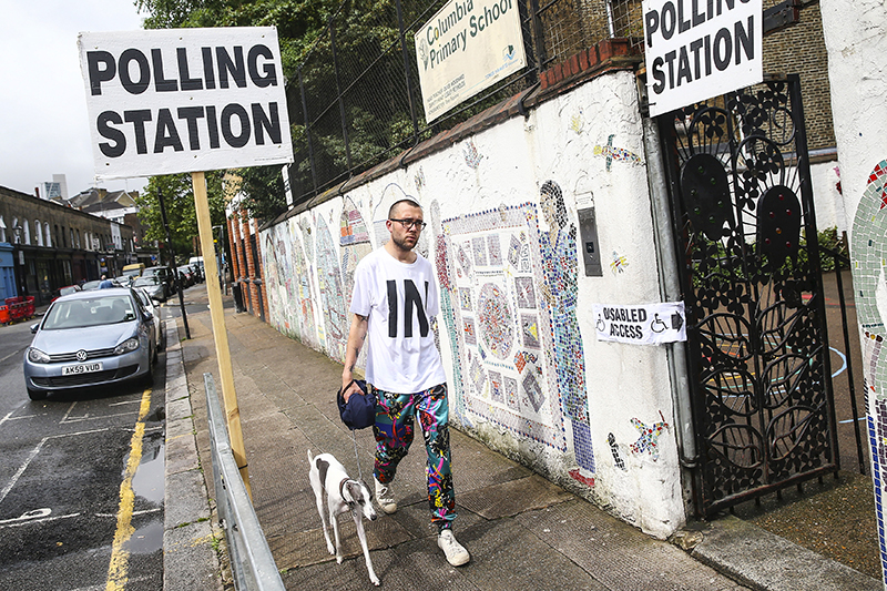 Мужчина подходит к&nbsp;избирательному участку на&nbsp;севере Лондона
