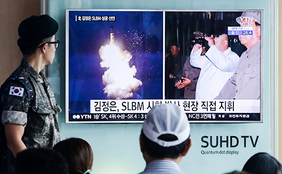 Южнокорейские солдаты смотрят новости о запуске ракеты в Северной Корее, август 2016 года


