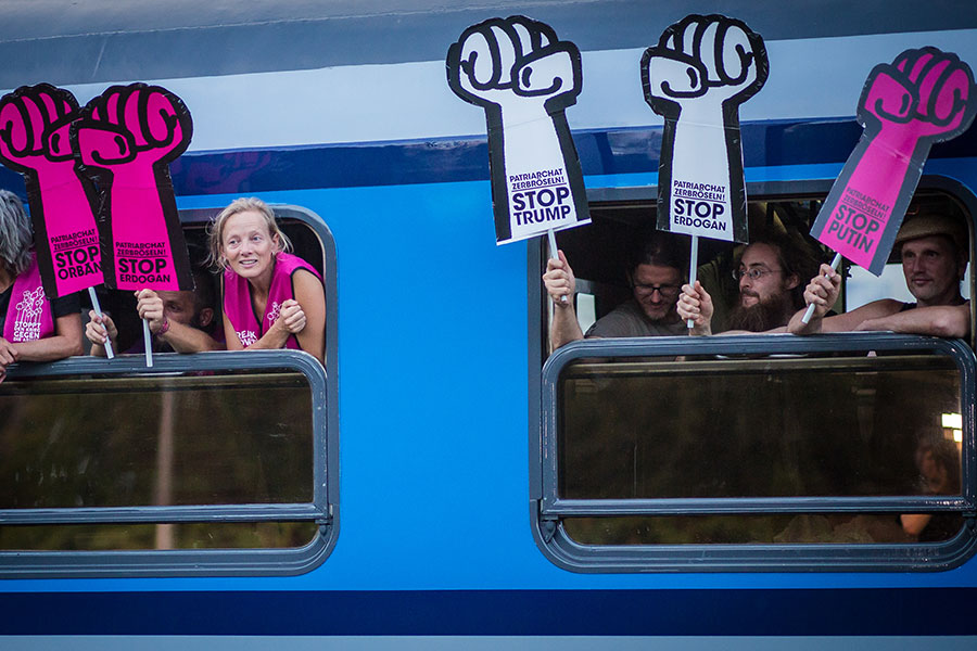 Поезд с активистами, выступающими против саммита G20
