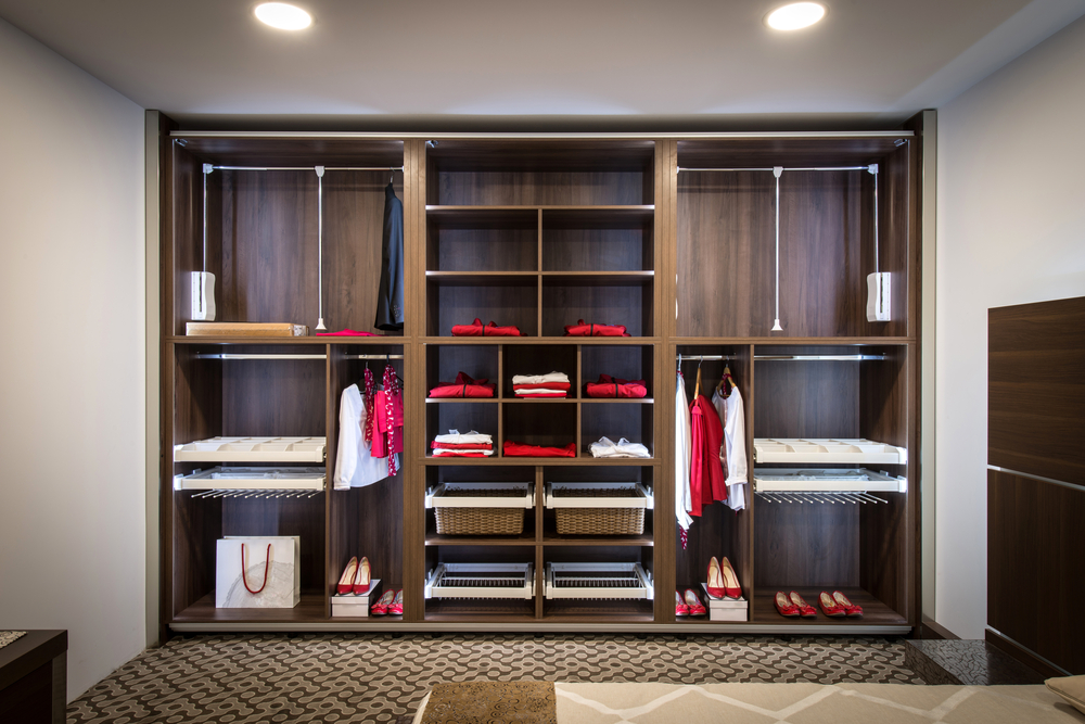 Шкафы-купе или гардероб тоже можно считать встраиваемой мебелью