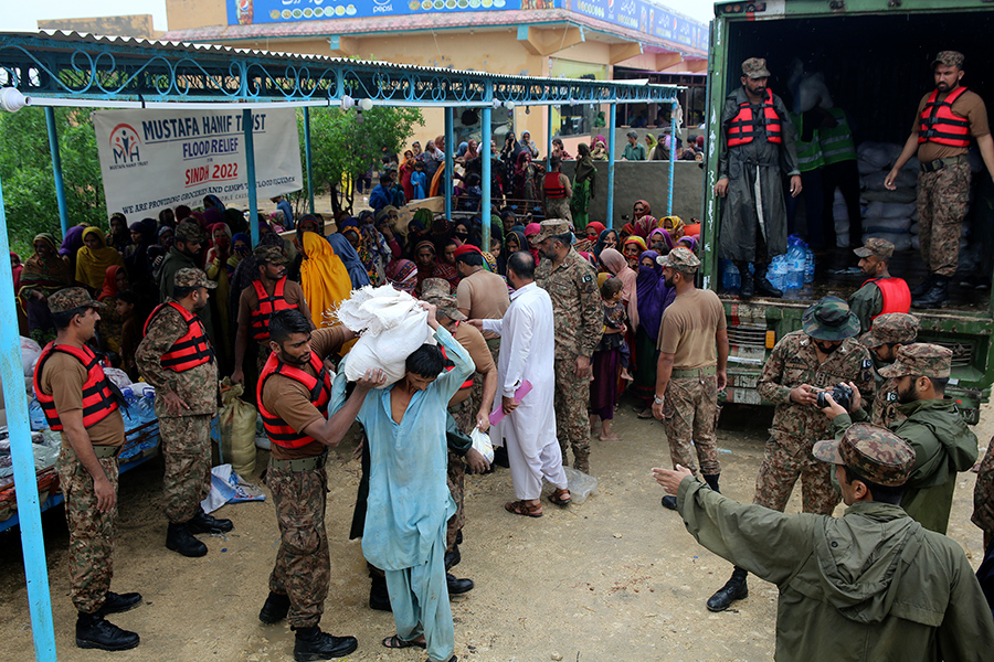 На фото: город Джамшоро, провинция Синд, 24 августа 2022 года

По сообщению Anadolu Agency, Пакистан объявил чрезвычайное положение и призвал армию для помощи гражданской администрации в спасательных операциях