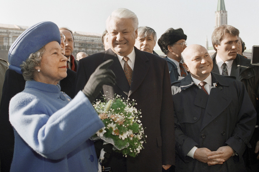На фото: Елизавета II, Борис Ельцин и Юрий Лужков на Красной площади во время официального визита королевы в Россию, 15 октября 1994 года.

Наина Ельцина, вспоминая о визите, отметила: &laquo;Визит Ее Величества королевы Елизаветы II в этой ситуации был для нас, для всей нашей страны, которая взяла курс на возвращение в цивилизованный мир, огромной поддержкой. Это был символический жест, демонстрирующий готовность Британии к равноправному взаимодействию с новой Россией&raquo;