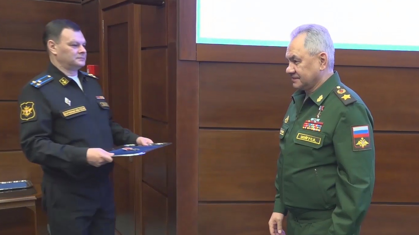 Шойгу наградил летчиков Су-27 после инцидента с дроном США в Черном море