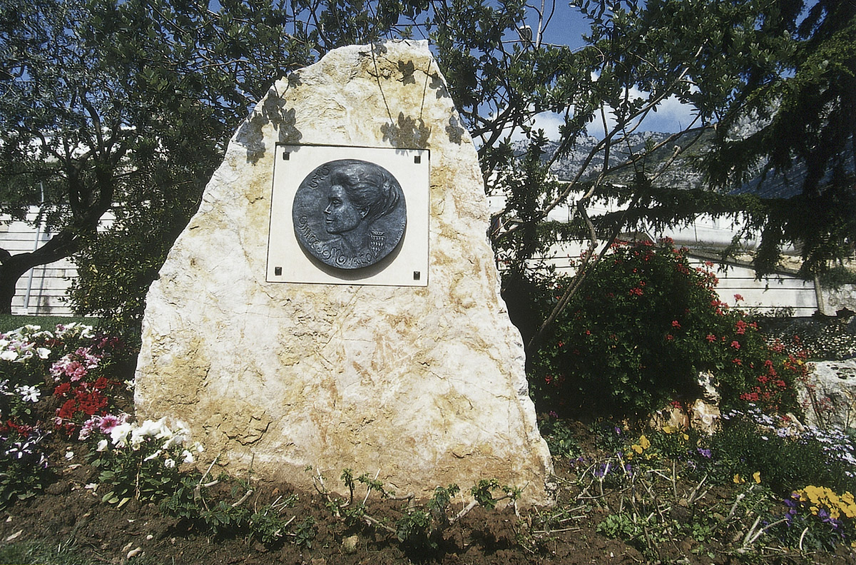 Памятный камень с портретом Грейс Келли в память о принцессе, погибшей в трагической автокатастрофе в Монте-Карло, Монако