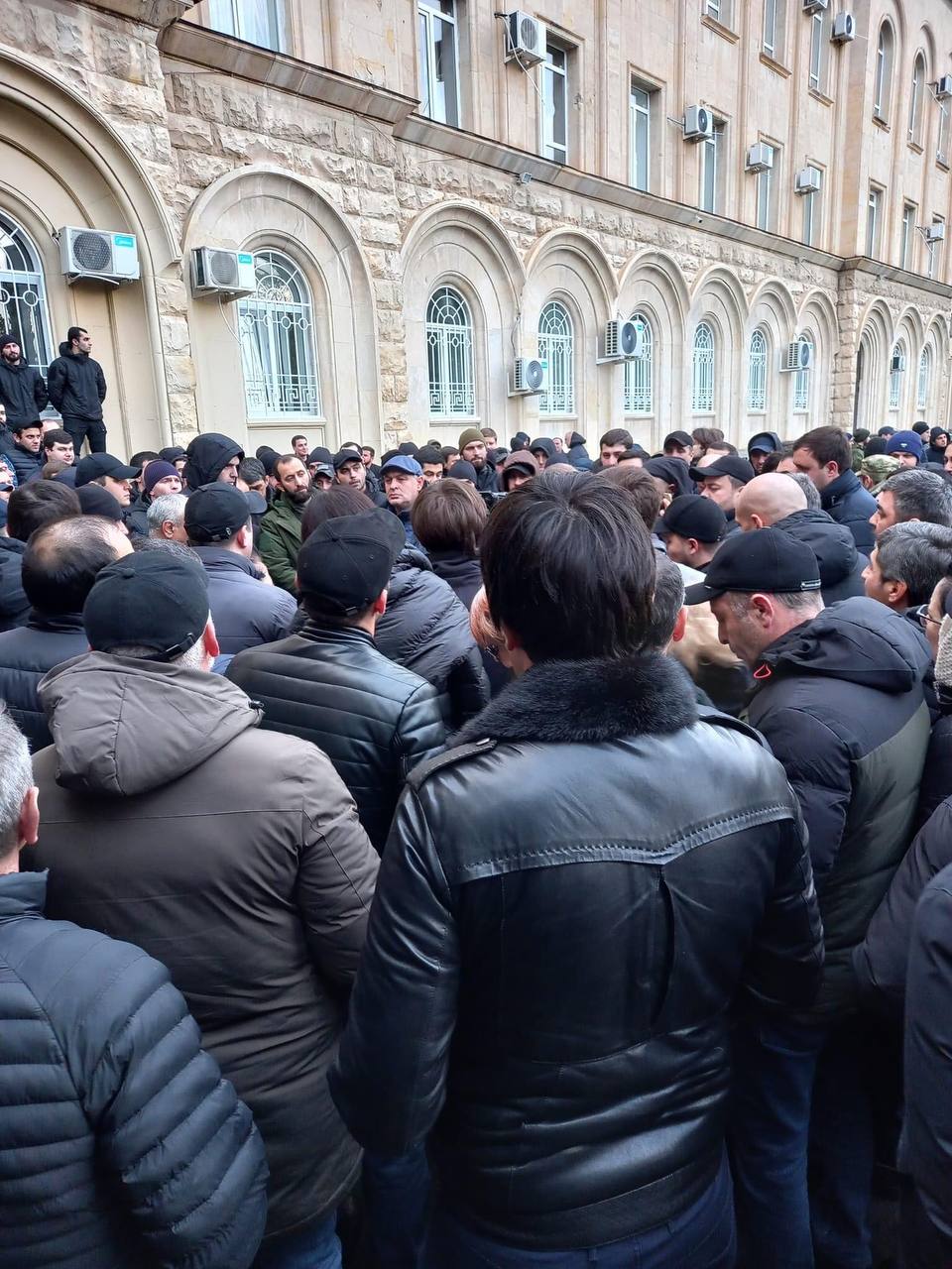 В Абхазии началась акция протеста из-за передачи госдачи в Пицунде России —  РБК