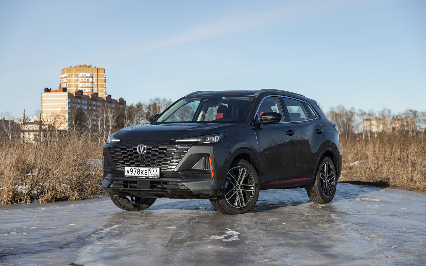 Changan CS55 Plus (Changan Uni-S) укомплектован узкими светодиодными фарами, однако омывателей у нет: в слякоть и межсезонье это может создавать проблемы