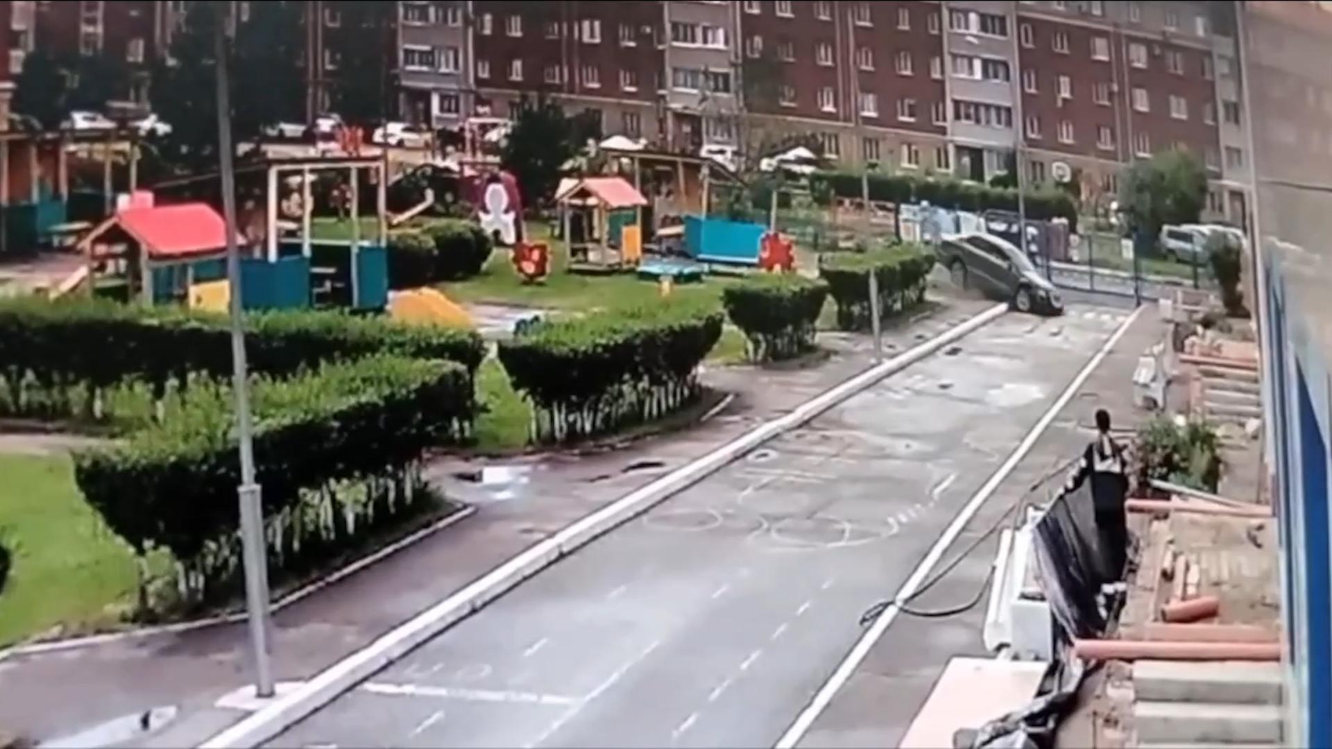 В Омской области водитель въехал во двор детского сада