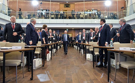 Президент России Владимир Путин (в центре) перед выступлением в рамках ежегодного семинара для региональных руководителей