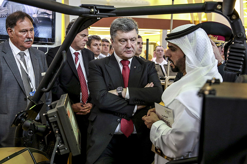 Президент Украины Петр Порошенко (в центре) и верховный главнокомандующий Объединенных Арабских Эмиратов Мухаммед Аль Нахайян (справа) на выставке вооружений и технологий безопасности IDEX-2015
