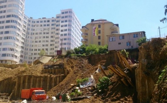 В Адлере из-за строительных работ на стройплощадке "ушел" грунт из-под жилого дома 
