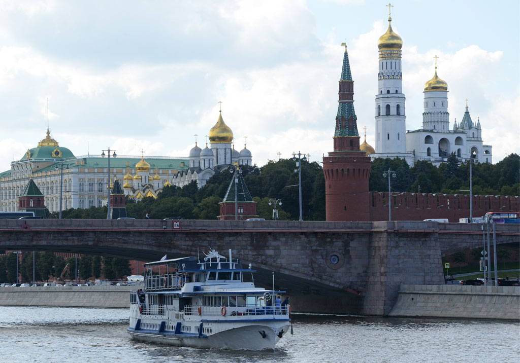 Вид на Большой Москворецкий мост и Московский Кремль