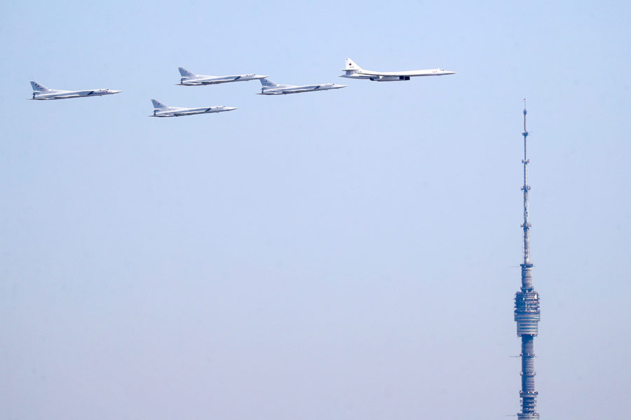 Стратегический бомбардировщик-ракетоносец Ту-160 и дальние бомбардировщики-ракетоносцы Ту-22М3