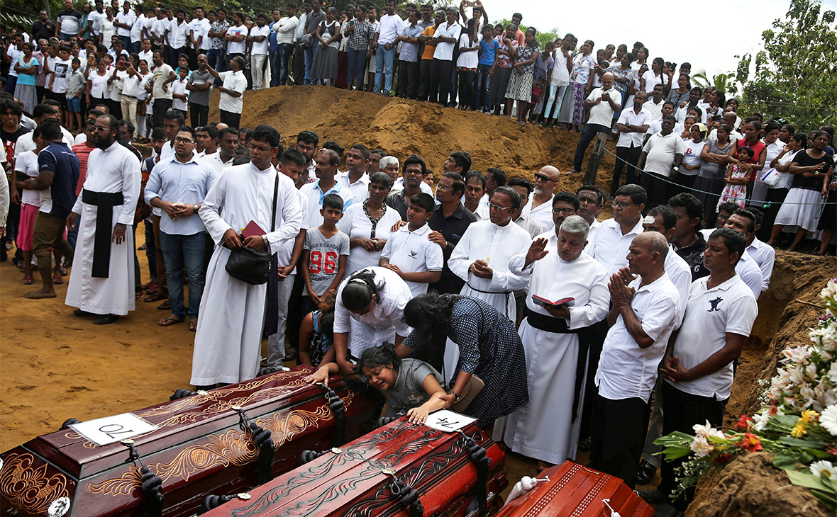 Массовое захоронение жертв терактов на Шри-Ланке