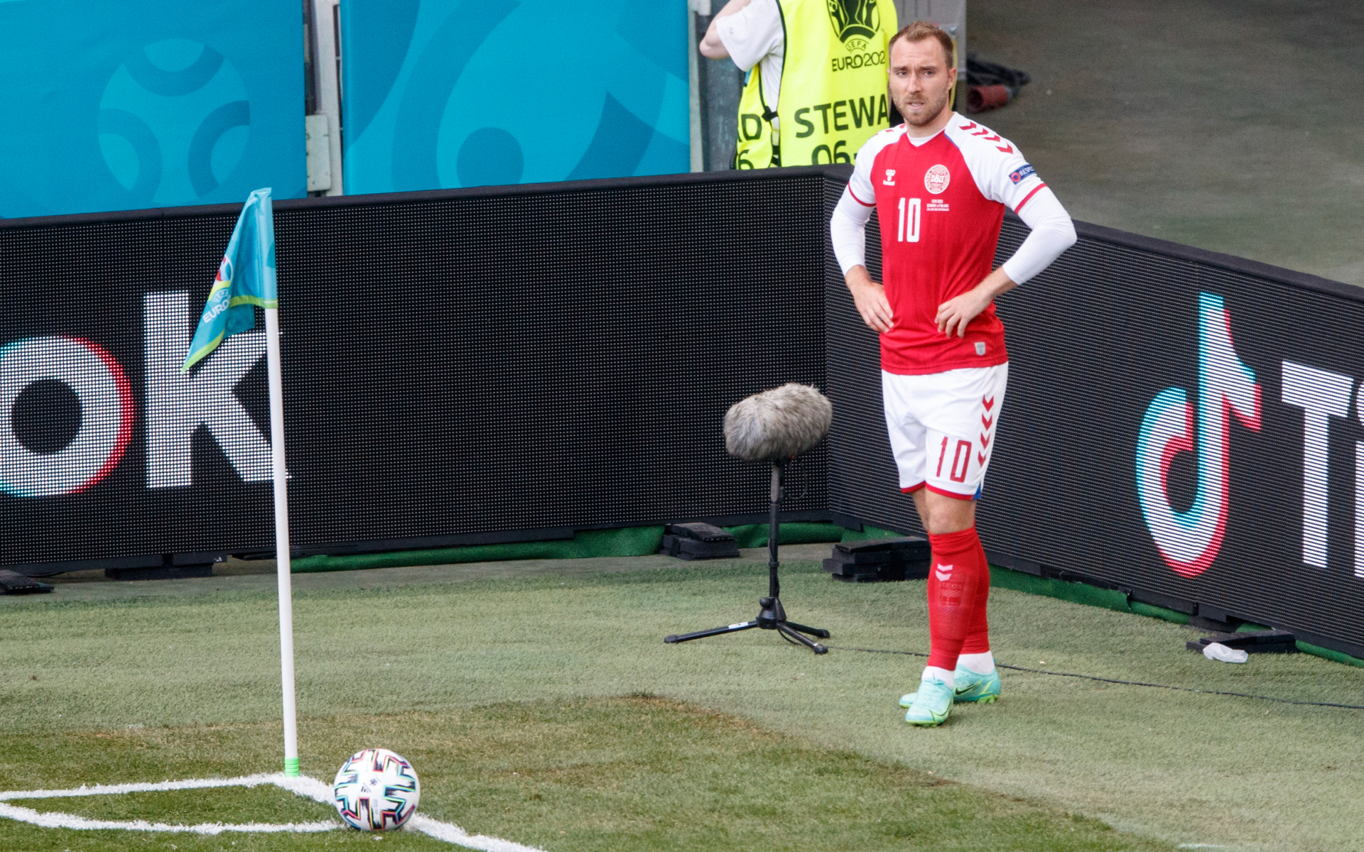 Переживший остановку сердца Эриксен навестил датчан перед игрой с Россией