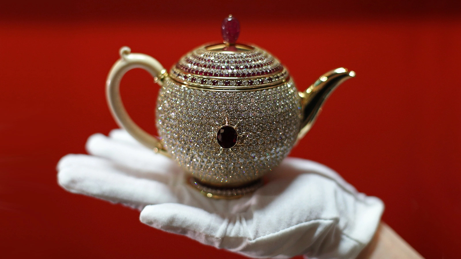 <p>Уникальный чайник оценили в Лондоне в 2016 году в $3 млн</p>
