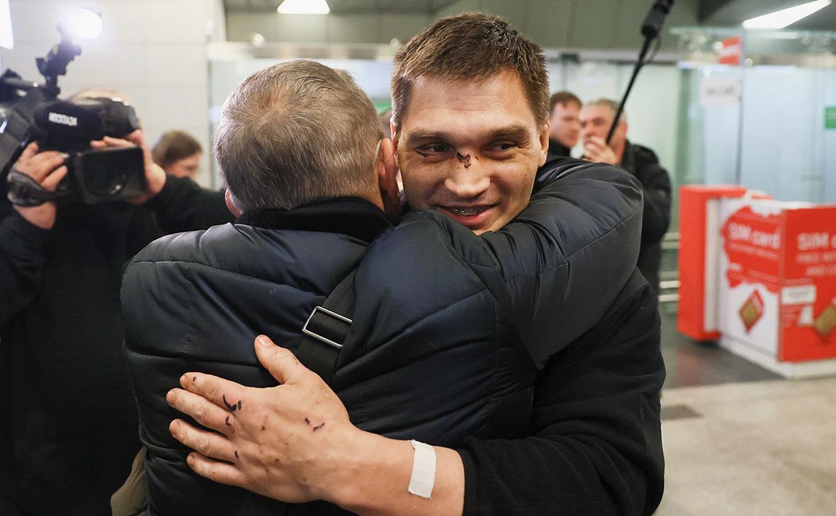 Пилот Аркадий Грачев во время возвращения в международном аэропорту Внуково