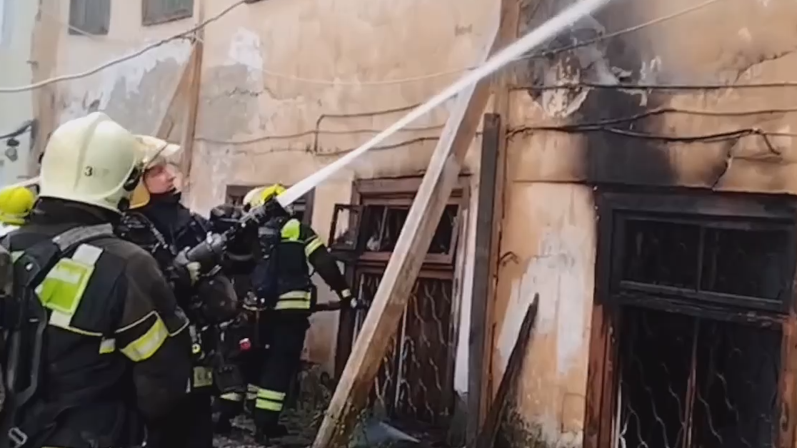На северо-востоке Москвы загорелось двухэтажное здание