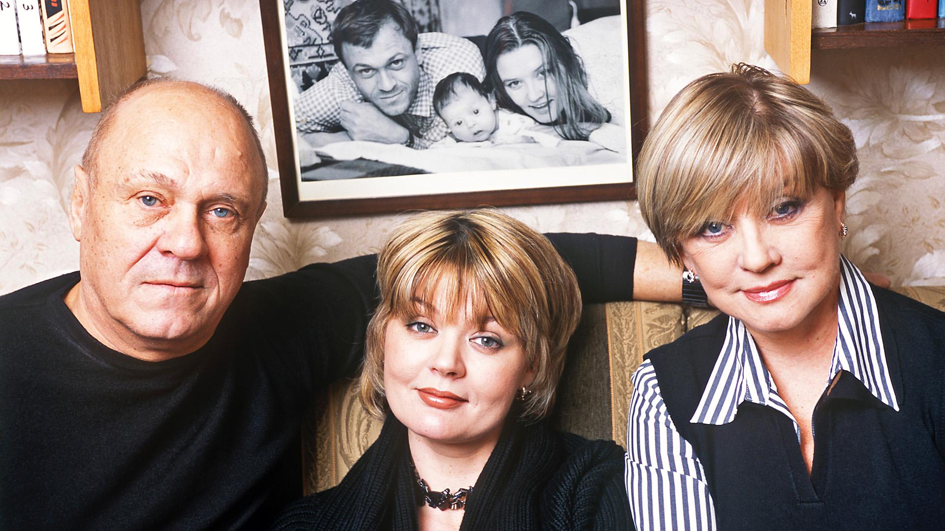 Кинорежиссер Владимир Меньшов с дочерью телеведущей, актрисой театра и кино Юлией Меньшовой и супругой актрисой театра и кино Верой Алентовой