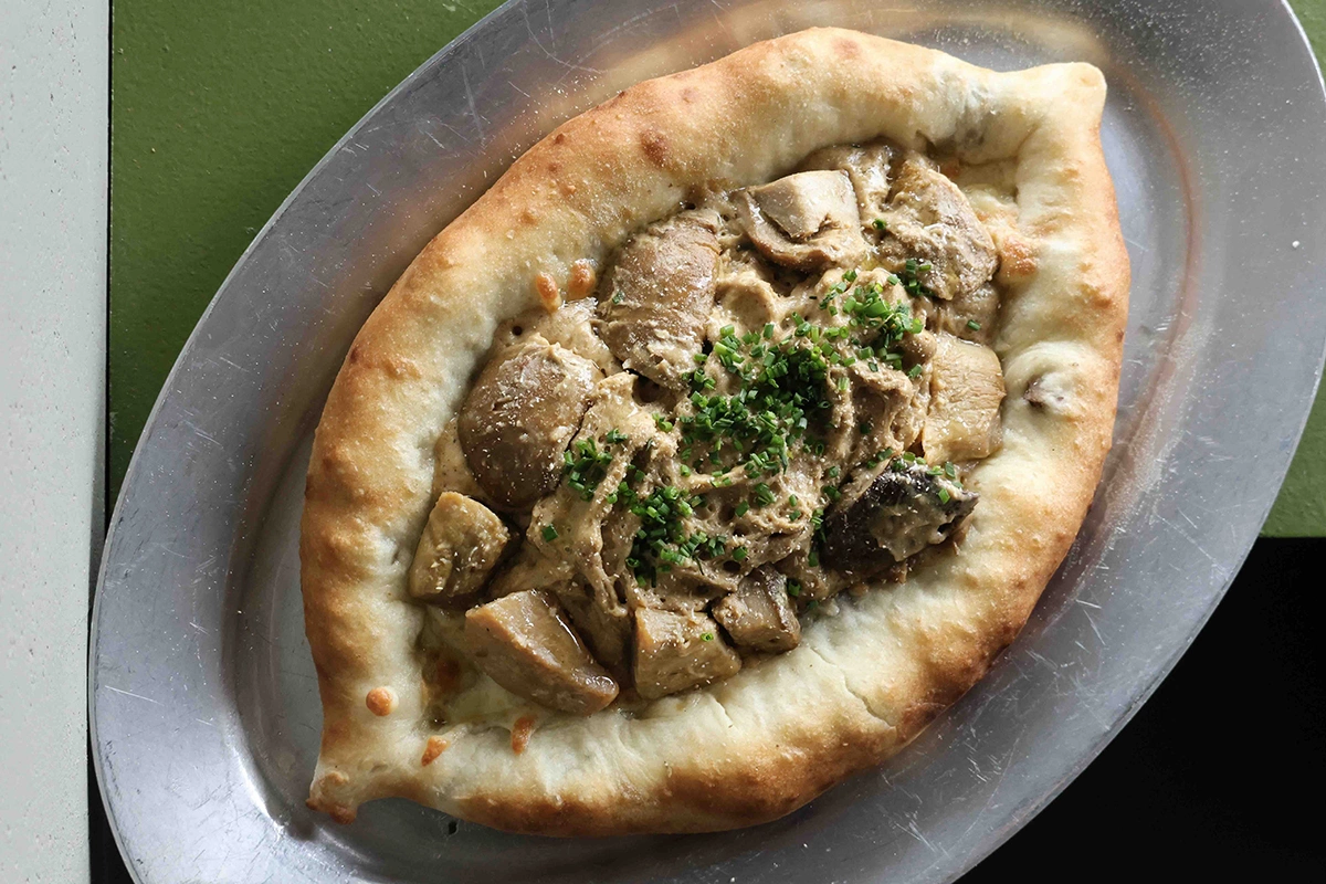 Меню, в котором классика остается узнаваемой, но звучит по-новому: хинкали с кроликом, чихиртма в духе французского лукового супа и карамельное мясо на углях