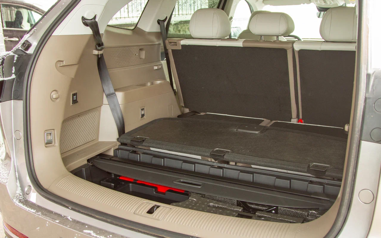 Багажная штора &mdash; она есть! &mdash; убирается в нишу под полом. Запаска, увы, докаточная