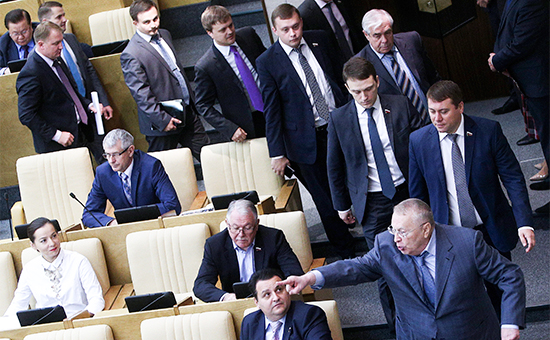 Лидер ЛДПР Владимир Жириновский (справа на первом плане) и фракция ЛДПР покидают зал заседаний Государственной думы РФ
