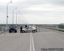 По волгоградскому "танцующему" мосту поехали грузовики (видео)