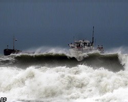 Поиски моряков с затонувшего в море Лаптевых буксира отложены до утра