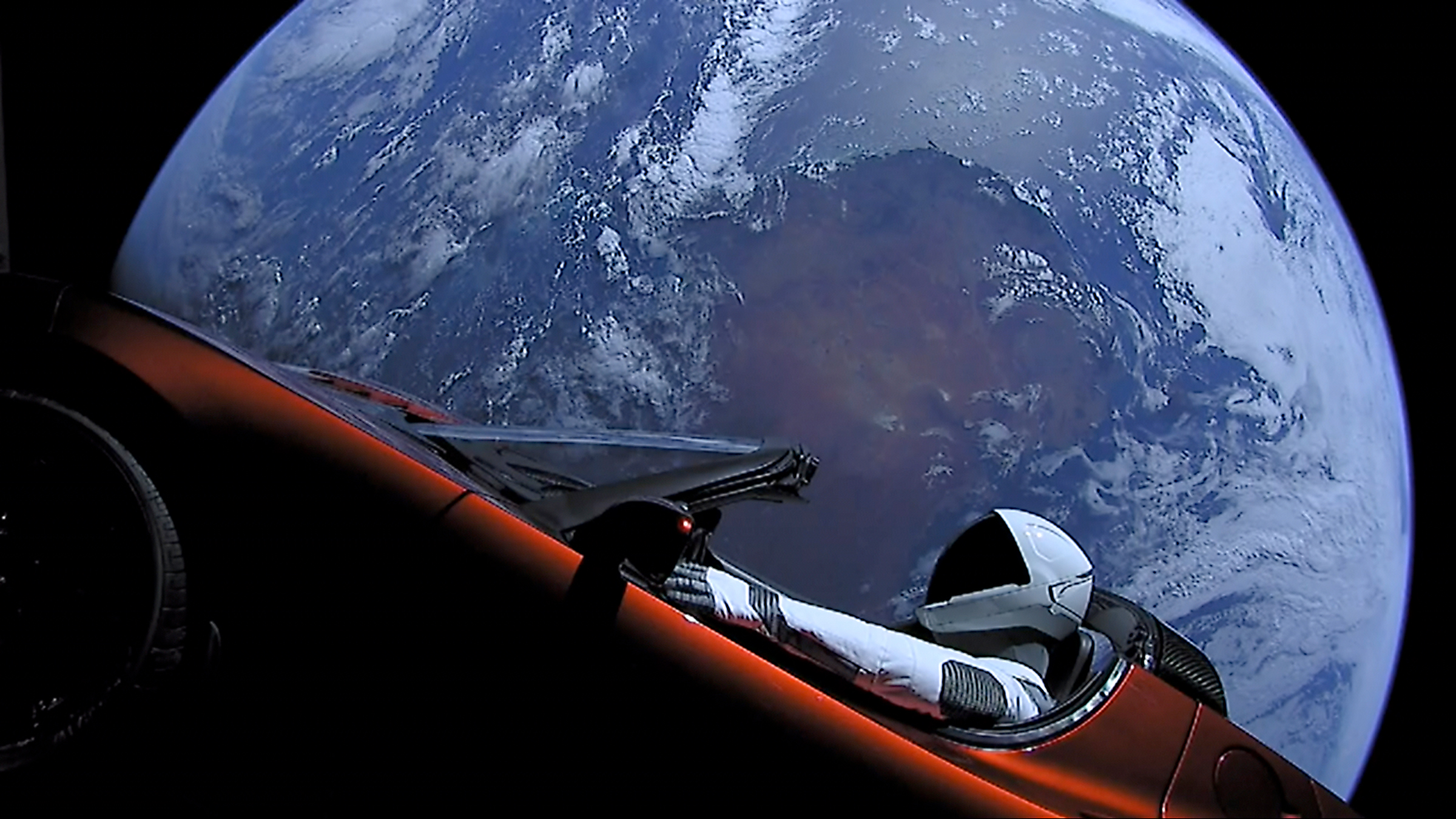6 февраля в США провели тестовый запуск сверхтяжелой Falcon Heavy. Она стала первой ракетой такого класса, успешно запущенной в космос частной компанией SpaceX. В качестве полезной нагрузки был использован вишневый электромобиль Tesla Roadster, принадлежащий главе компании Илону Маску. За руль посадили манекен, одетый в скафандр. При старте в автомобиле играла песня Дэвида Боуи Space Oddity. Машину вывели на орбиту
