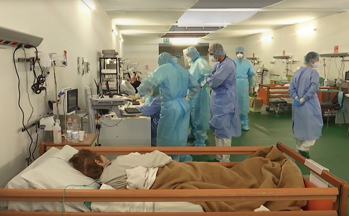 Работа российских и итальянских врачей в полевом госпитале Бергамо