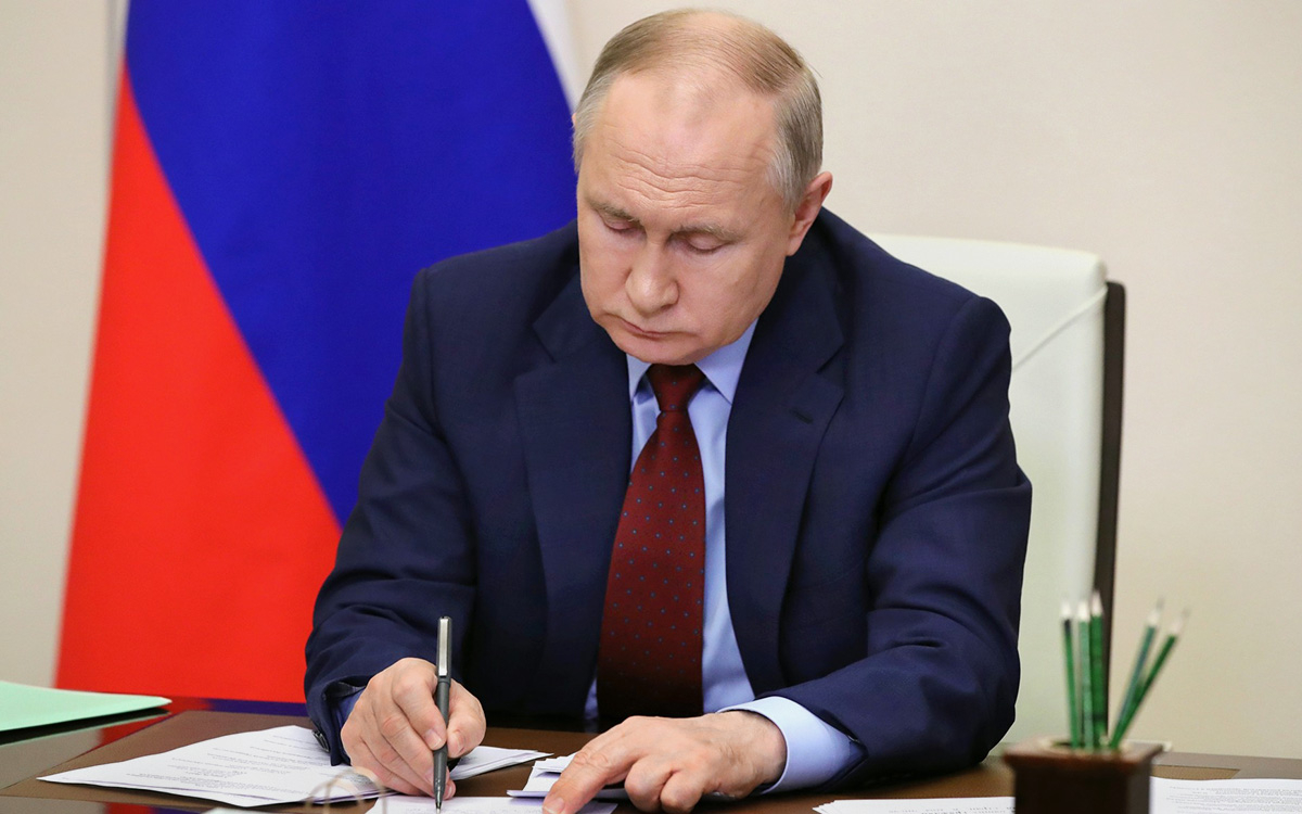 Путин подписал закон о приостановке части визовых соглашений с ЕС