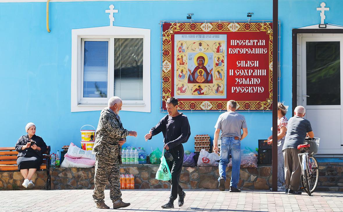 Люди во время получения гуманитарной помощи в&nbsp;Рыльске, Курская область