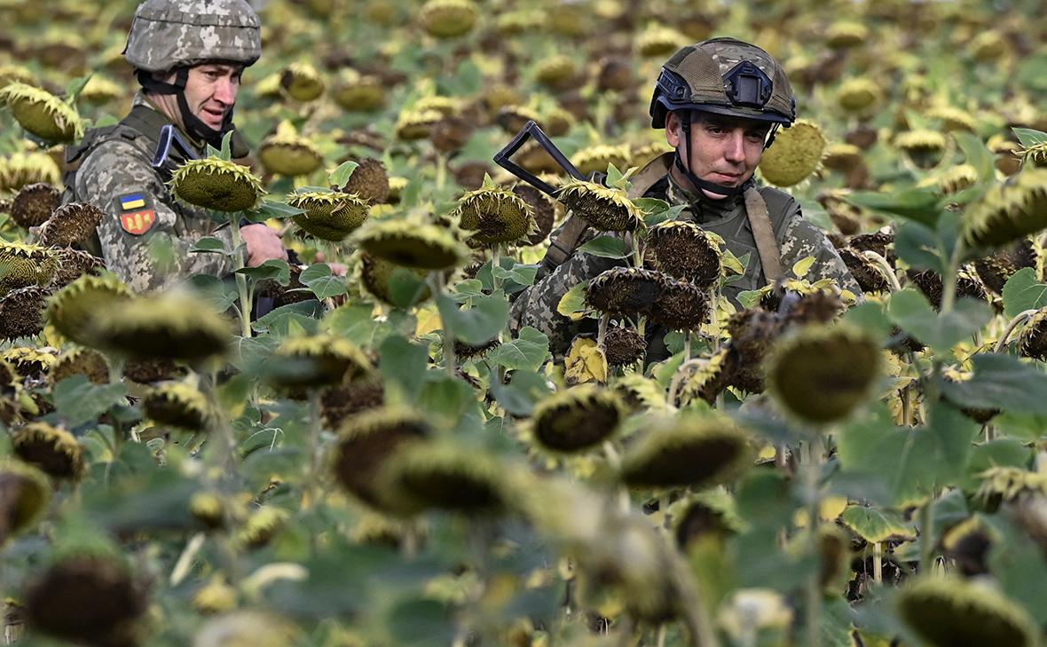 Украинские военнослужащие идут&nbsp;на свою позицию под городом Покровск