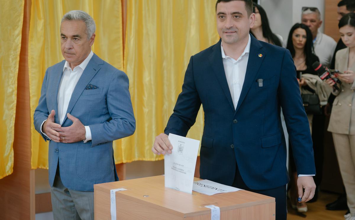 Лидер «Альянса за объединение румын» Джордже Симион (справа)