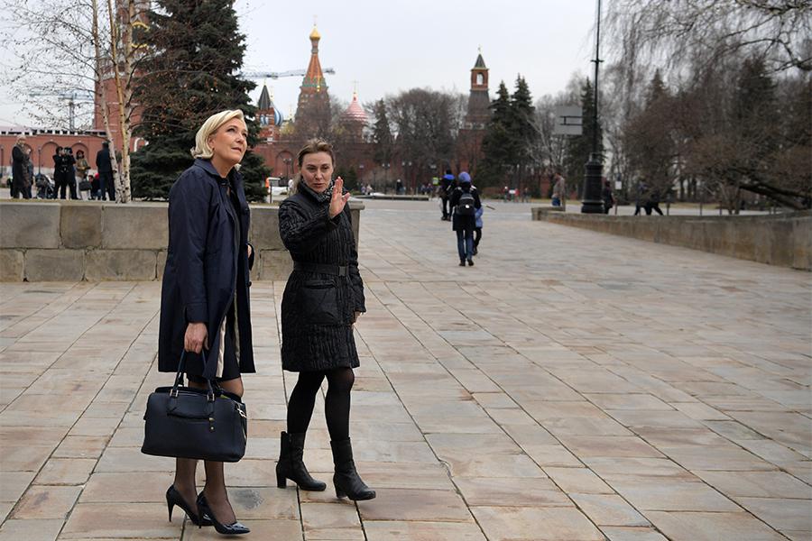 Марин Ле Пен во время осмотра территории Кремля, 2017 год