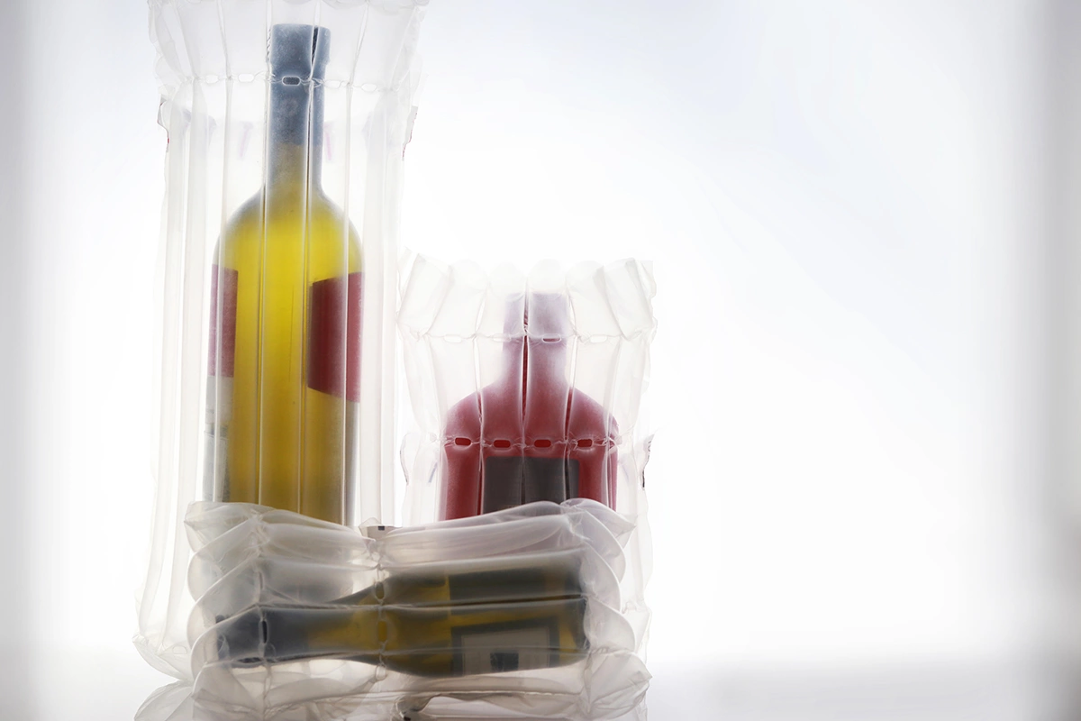 Еще один вариант — противоударные воздушные пакеты, в которых безопасно перевозить в чемодане не только вино